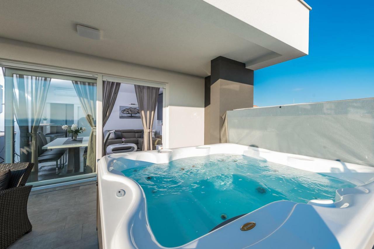 Villa Magnifica Penthouse With Jacuzzi โนวาลยา ภายนอก รูปภาพ